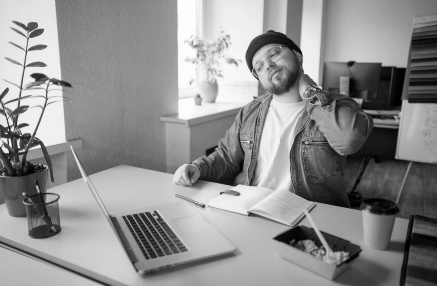 Familienberatung zur Budget-Kategorisierung am Küchentisch